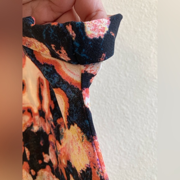 LuLaRoe Black and Coral Acid Wash Print Leah Tunic - Picture 4 of 9